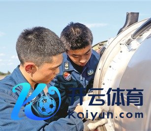 机务兵维修装备。李世龙摄