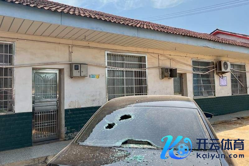 一辆停在现场隔邻的车辆因爆炸受损。新华社记者陈振海 摄