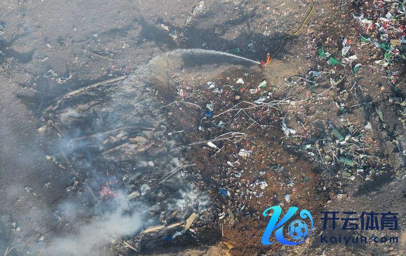 消防营救东谈主员在对爆炸现场进行措置。新华社记者陈振海 摄
